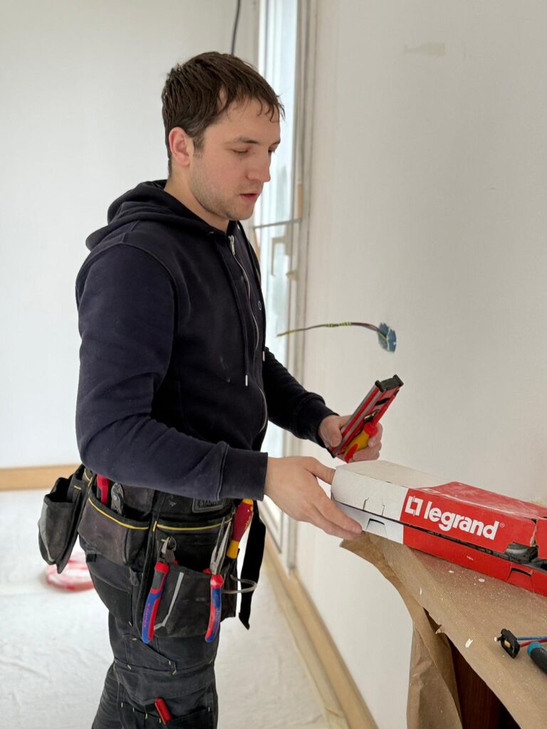 Électricien Orlovenergy préparant une installation Legrand