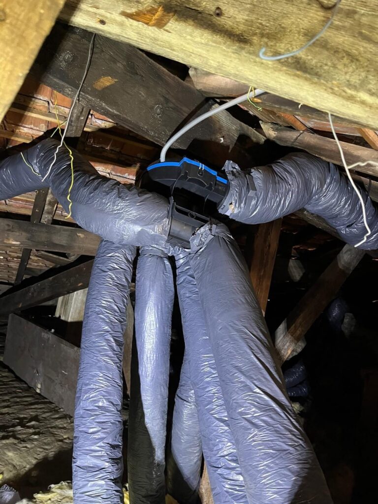 Caisson de VMC et gaines isolées installés dans les combles à Malakoff